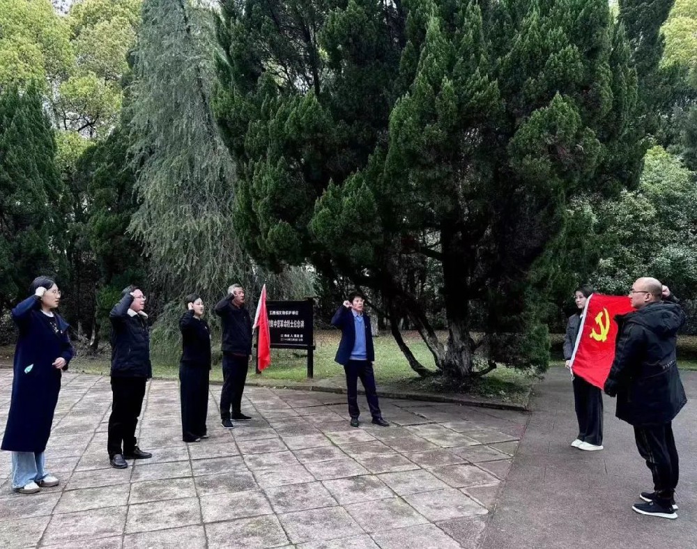 駐上投集團紀檢監察組黨支部赴上饒集中營開展主題黨日活動